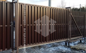 Ворота откатные из штакетника на сваях