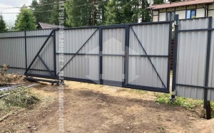 Ворота откатные с калиткой на сваях