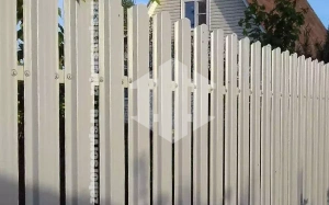 Забор из евроштакетника серый ral7004